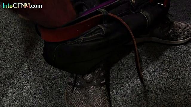 Извращенка подглядывает и помогает мужику кончить в туалете публично.