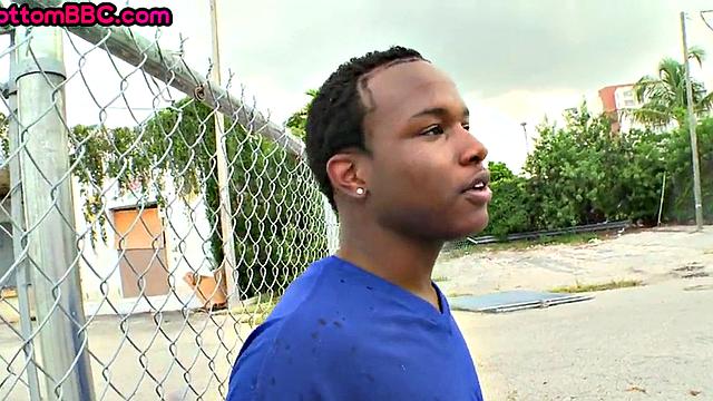 смазанный нефтью ниггер и хитрый белый - секс на природе с юмором