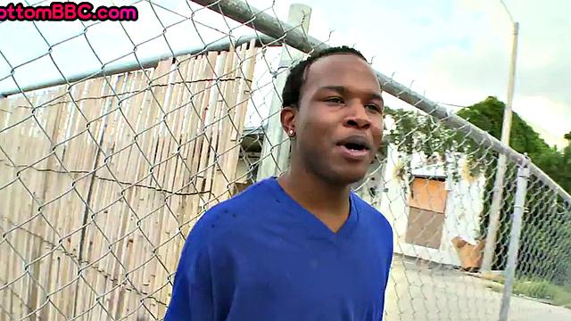 Oiled Nubian bottom banged outdoor by white top