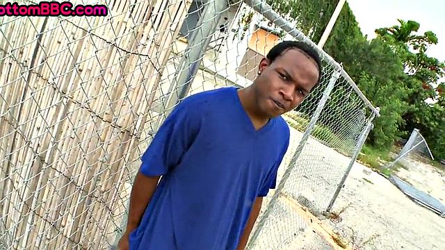 Oiled Nubian bottom banged outdoor by white top