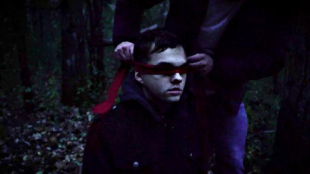 доктор раздвигает ряна на жёсткой церемонии