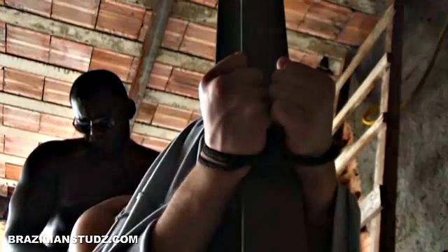 Смотри, как Родриго Бекманн жестко трахает Риу Мело с игрушками и кончает на него