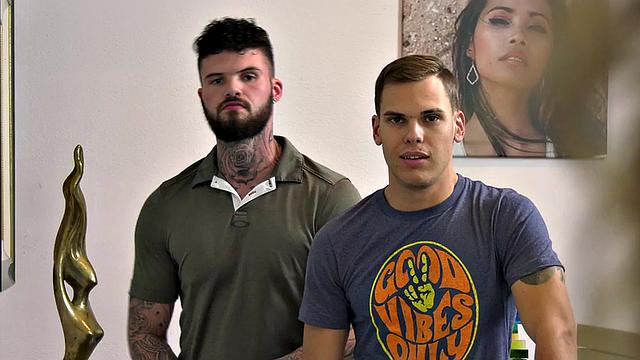 татуированная транcва страстно вылизывает жопу и устраивает голый тройничок