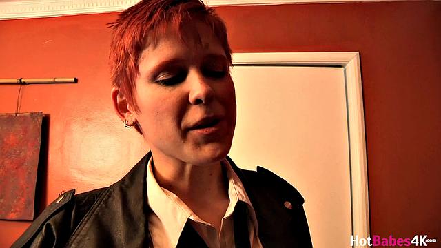 брюнетка и рыжая лесбиянки целуются и лижут друг другу киски на диване