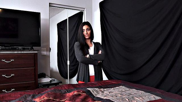 похотливая падчерица трахается с отчимом в спальне