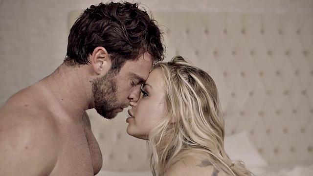 две жопастые красотки трахаются втроём и катаются сверху