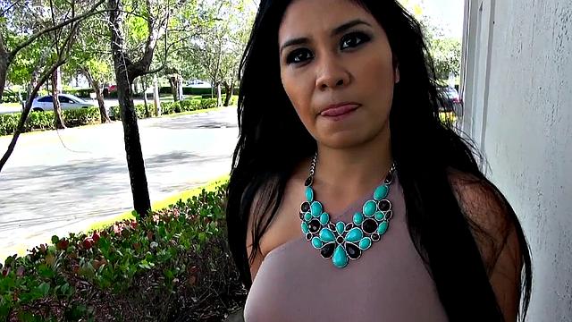 Mature Alejandra gets wild with outdoor fingering and pussy licking