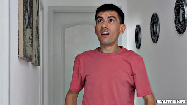 соседка по квартире застала в душе и отсосала