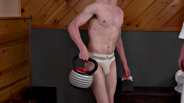 Худой пасынок раздвигает попку для дилдо отчима в сауне
