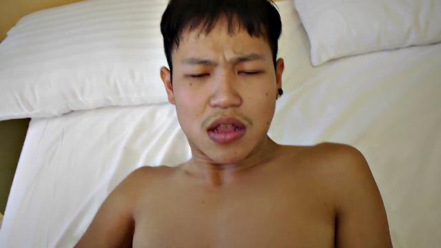 Любительское POV: DILF трахается с азиатским твинком после игр с дилдо