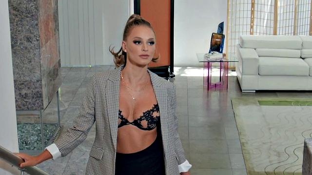 Office babe double penetrated in threesome