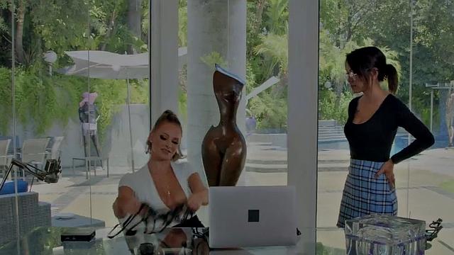 Office babe double penetrated in threesome