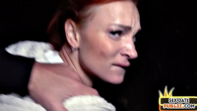 Рыжая зрелая красотка жарко скачет на толстом члене незнакомца и жадно берет его в рот перед камерой.