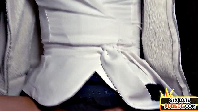 Рыжая зрелая красотка жарко скачет на толстом члене незнакомца и жадно берет его в рот перед камерой.