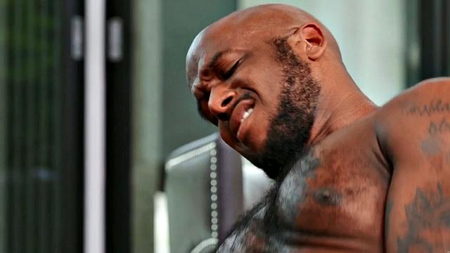 страстная транс-тренерша жёстко трахается без резинки с чернокожим парнем