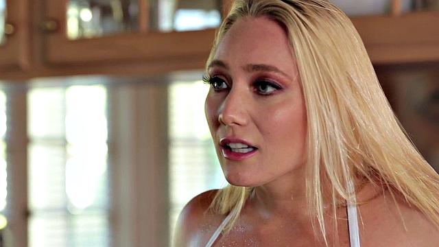 Squirting dykes love eating wet pussies in threesome