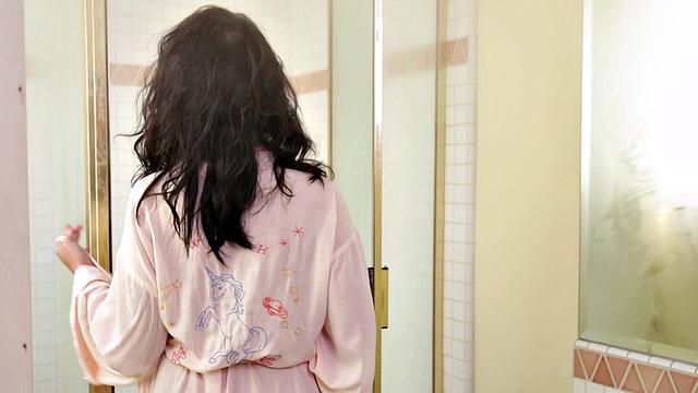 Squirting dykes love eating wet pussies in threesome