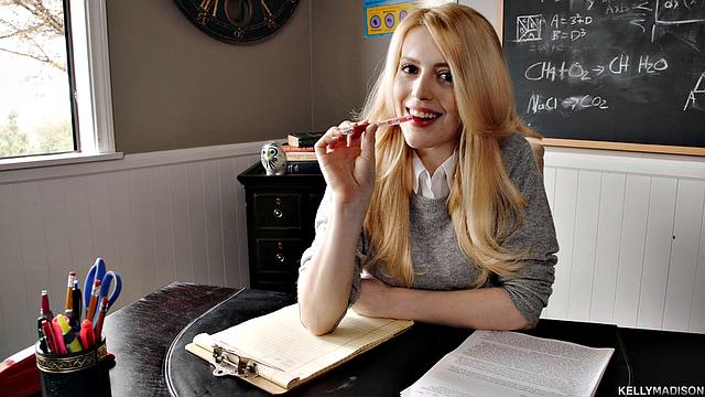 страстная училка срывает трусы и принимает в себя на парте