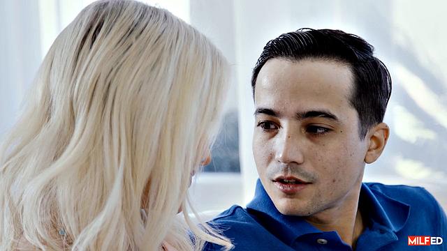 Сексуальная блондинка Slimthick Vic отсасывает и трахается с молодым любовником, наслаждаясь мощным оргазмом в гостиной.