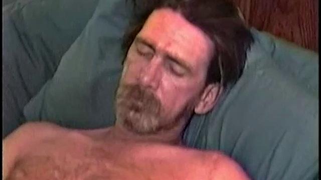 рик дрочит с рабочим и кончает на камеру