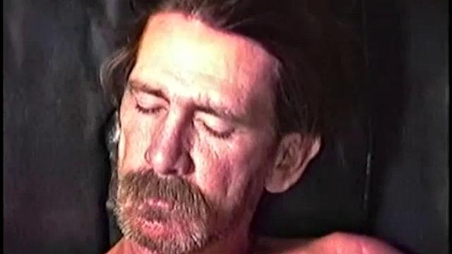 рик дрочит с рабочим и кончает на камеру