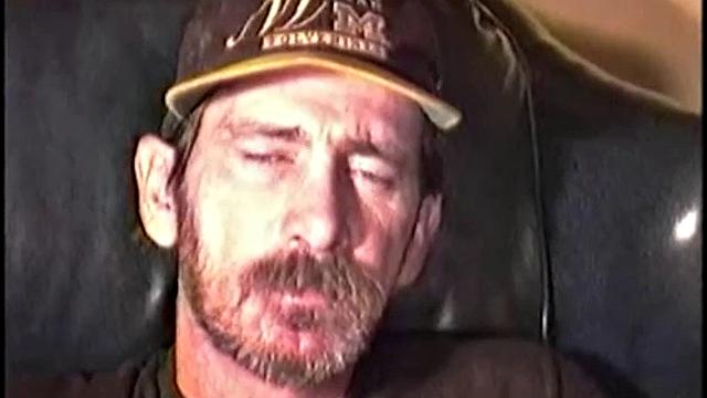 рик дрочит с рабочим и кончает на камеру