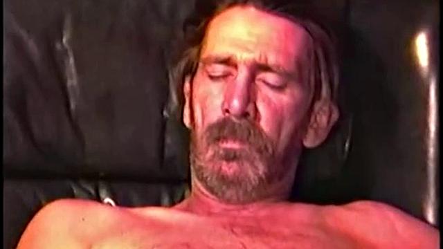 рик дрочит с рабочим и кончает на камеру