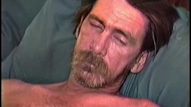 рик дрочит с рабочим и кончает на камеру