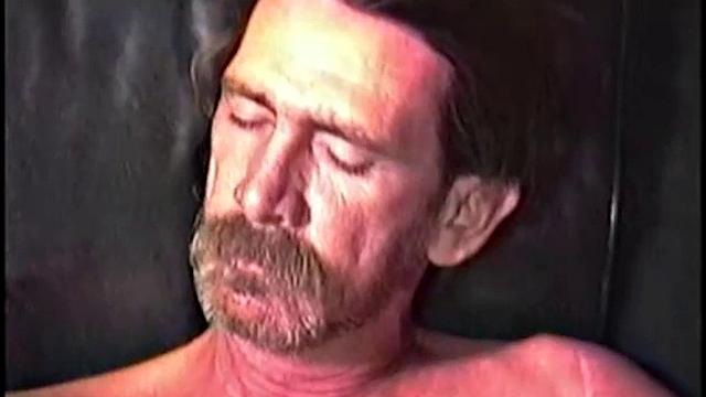 рик дрочит с рабочим и кончает на камеру