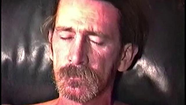 рик дрочит с рабочим и кончает на камеру