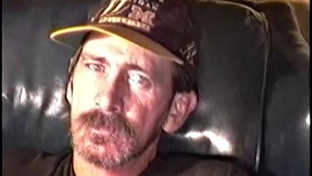 рик дрочит с рабочим и кончает на камеру