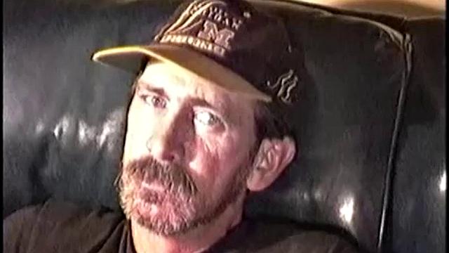 рик дрочит с рабочим и кончает на камеру