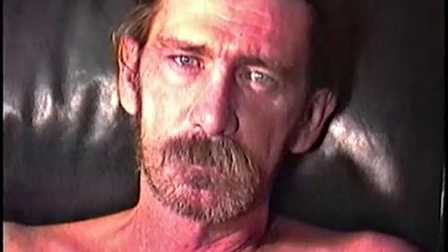 рик дрочит с рабочим и кончает на камеру