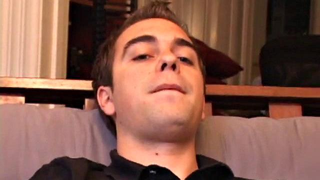 викенцо дрочит в футболке и мощно кончает