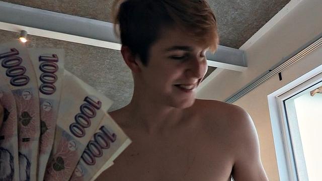 качок что надо: подрочил, а потом жопу на камеру раскрыл