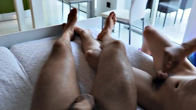 качок что надо: подрочил, а потом жопу на камеру раскрыл