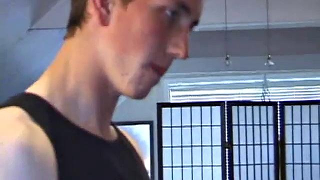 Дерек с большим хуем дрочит и шутит о размере - скромность не его конёк