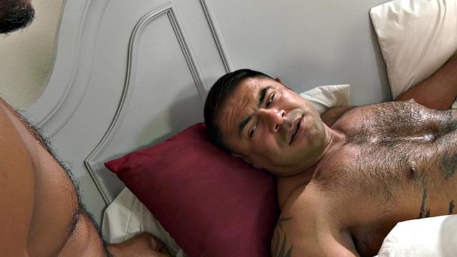 она скачет на лице, пока парень ловит анальный кайф в веселой троице