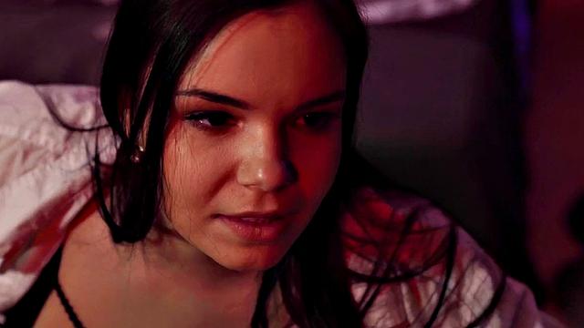 зрелая в чулках забивает на дела и скачет на большом члене