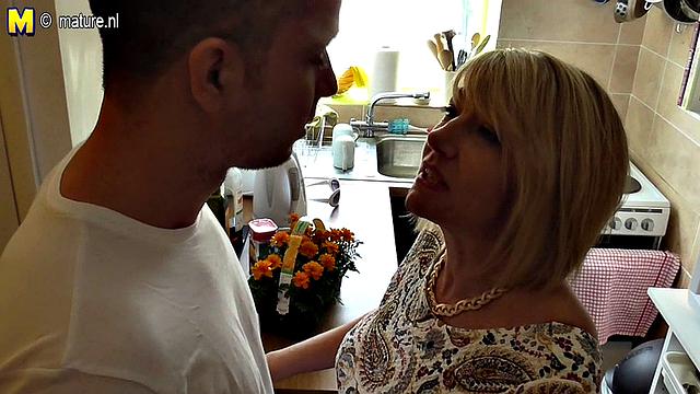 британская милфа отрывается дома