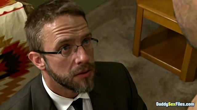 Папочку исследуют и трахают - Дирк Кейбер и Коннер Хабиб