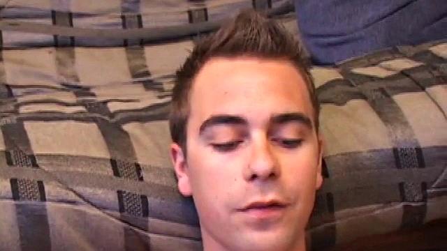 Винченцо не сдерживается и дрочит свой мощный член