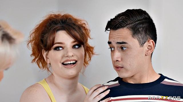 Зрелая подруга отца в косплее совращает парня дочери и зовёт в тройничок с рыжей красавицей Аннабель Редд и Чарли Феникс.