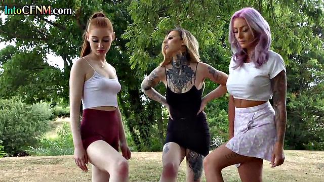 страстные cfnm-шлюхи глубоко глотают член на улице