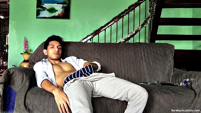 сантьяго дрочит свой здоровый член и мощно кончает