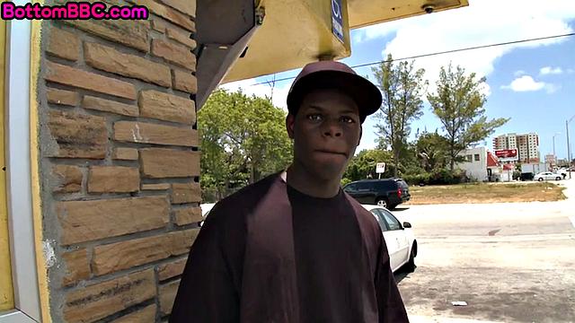 Смотри, как взрослый черный парень гнется ради быстрого секса с белым парнем за деньги!
