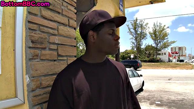 Fooled thug bending for white lad