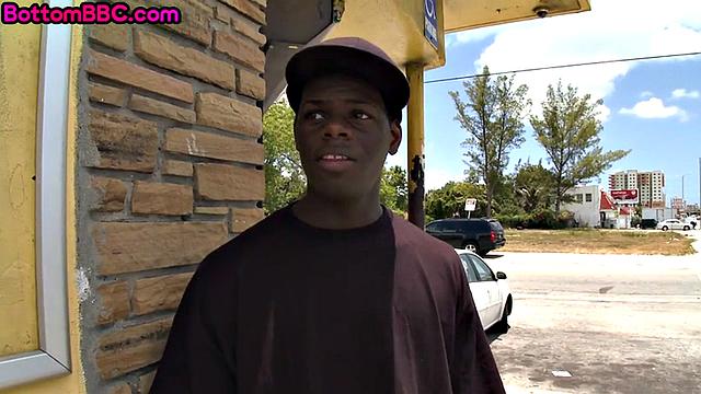 Смотри, как взрослый черный парень гнется ради быстрого секса с белым парнем за деньги!