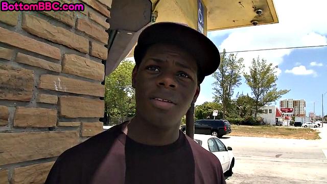 Fooled thug bending for white lad