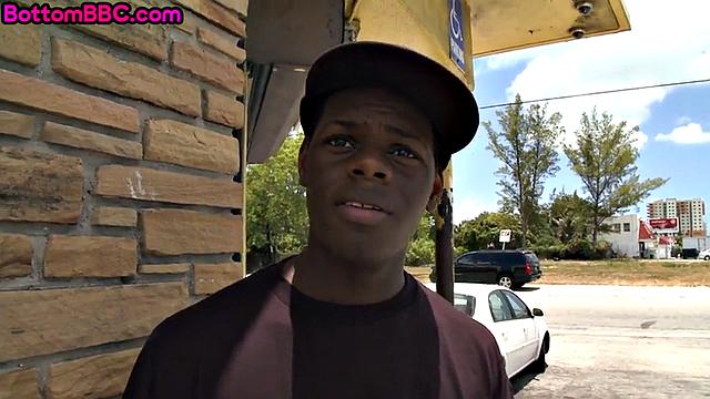 Смотри, как взрослый черный парень гнется ради быстрого секса с белым парнем за деньги!